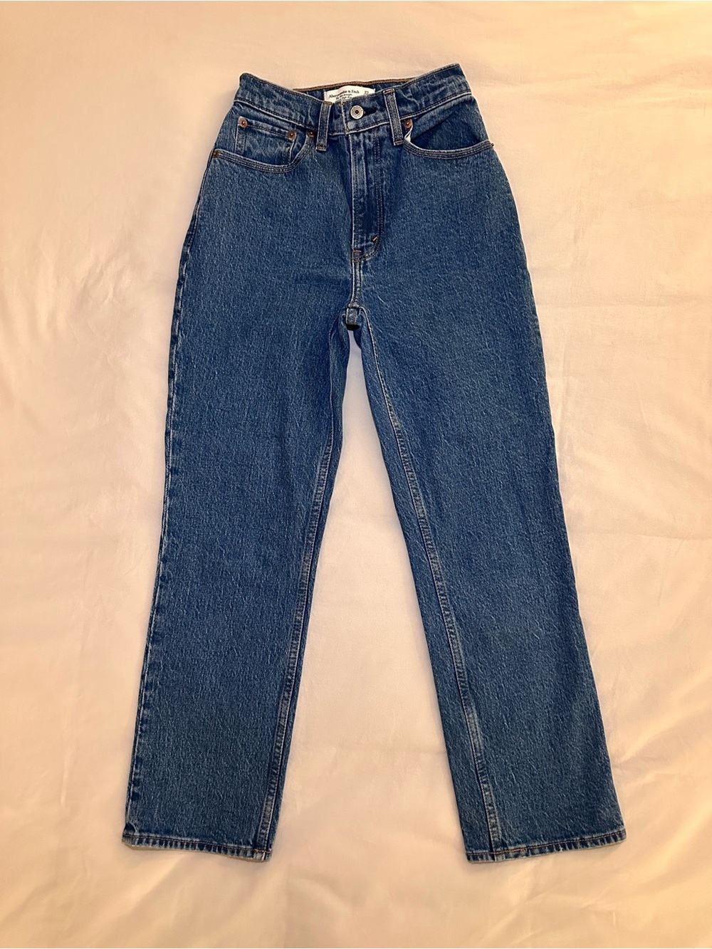 Abercrombie & Fitch Curve Love Ultra High Rise 90s Straight Jean Medium Wash